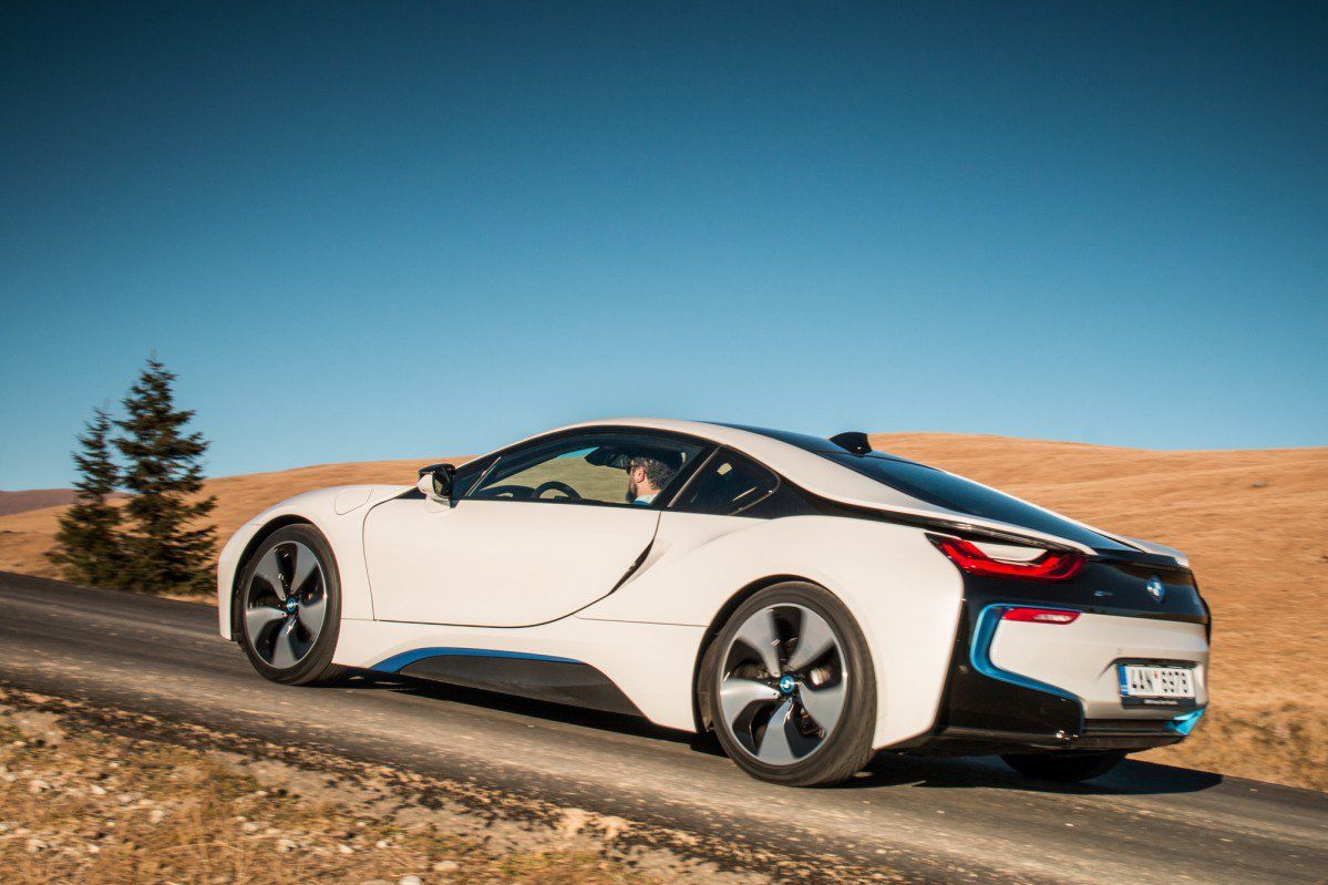 BMW i8 Р±РѕРєРѕРј