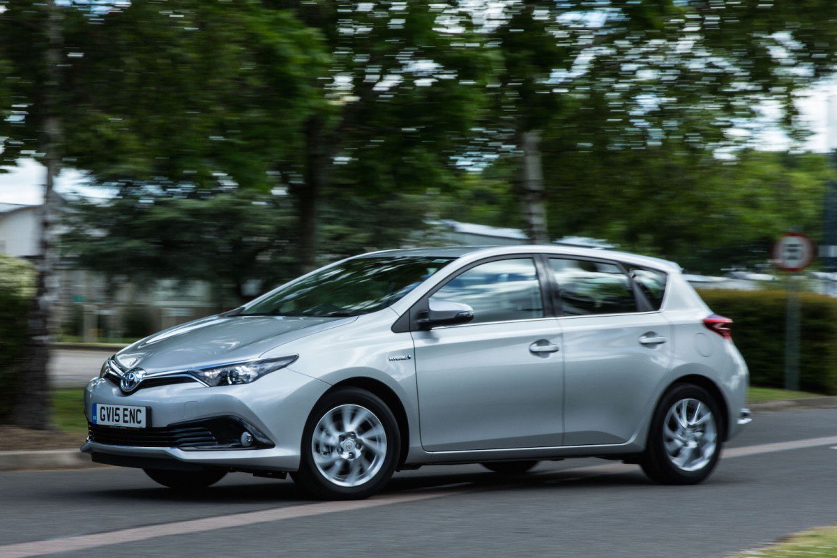 2015 Toyota Auris facelift official photos and specs