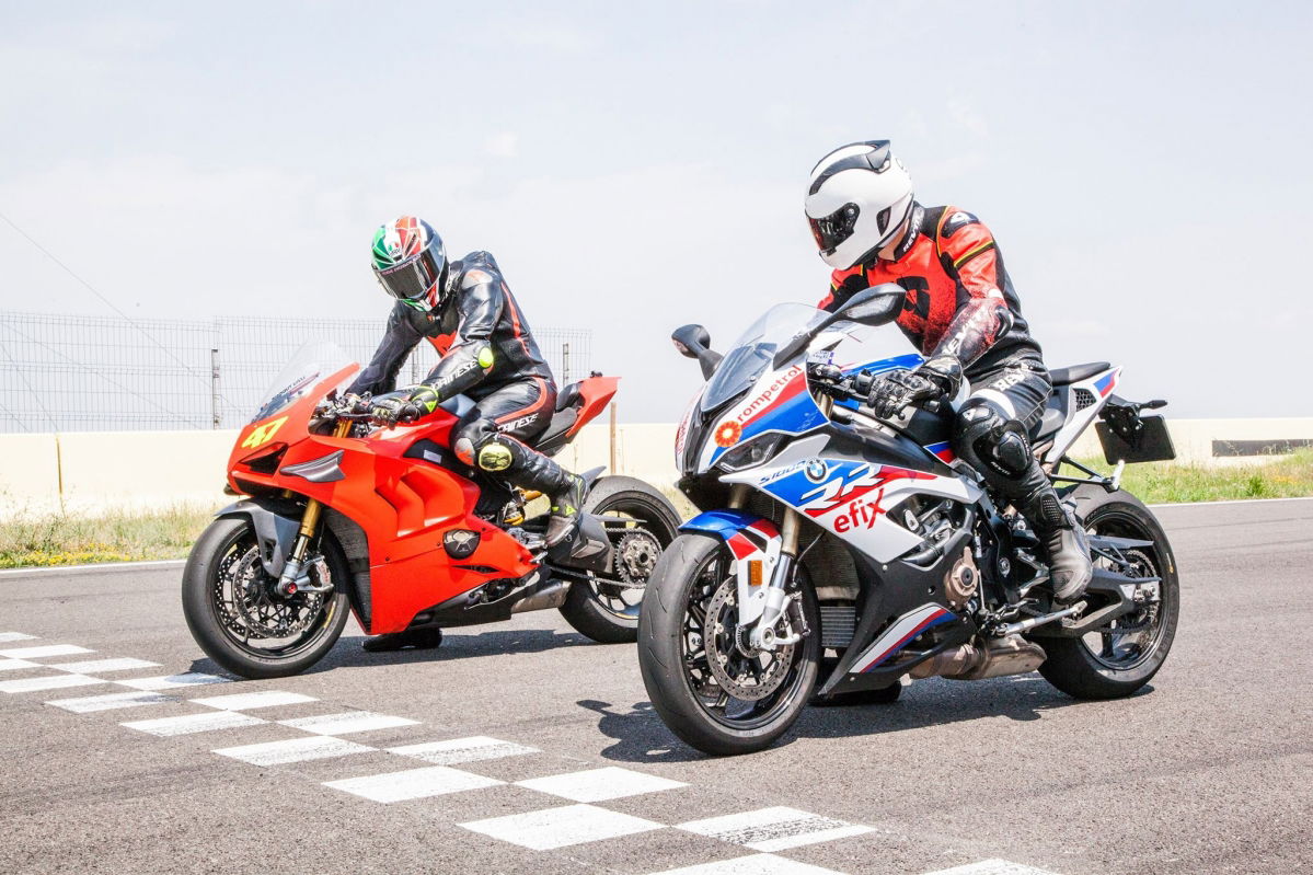 Bmw Hp4 Race Vs Ducati V4r