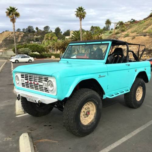 1970 Ford Bronco Casually Sitting on Military-Grade Hummer H1 Wheels Shows Up on Craigslist