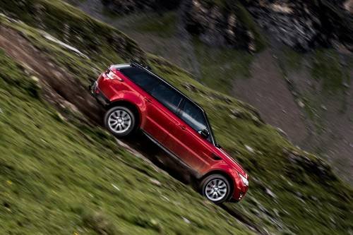 Ex-Stig Drives Range Rover Sport on Downhill Ski Course Just for the Sake of It