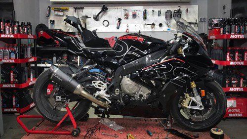 2017 BMW S1000RR Long-Term Test : Fairings Install + Frame Protections & Dash Frame