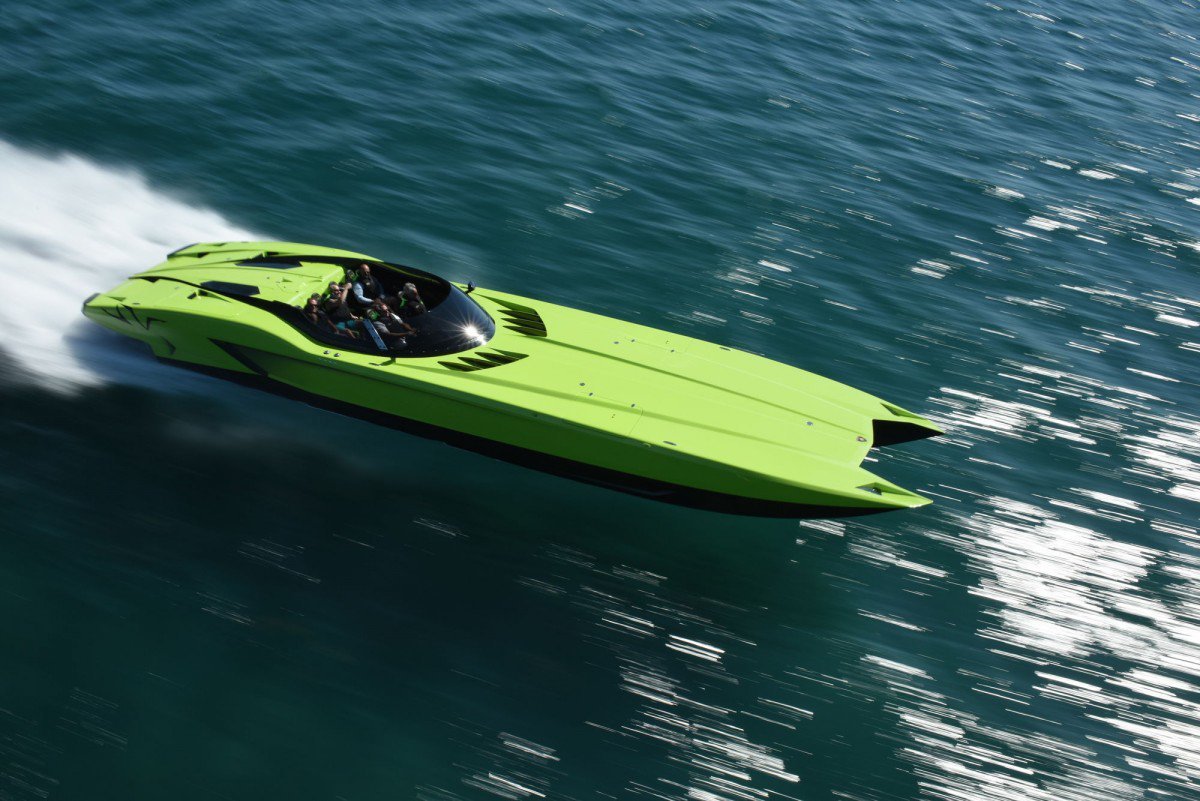 Lamborghini Aventador Super Veloce matching speedboat