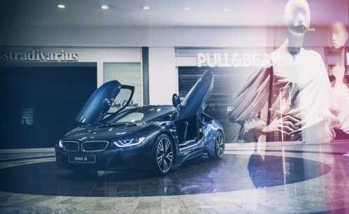 #SELFi8: take a visual trip with the BMW i8 in a shopping mall