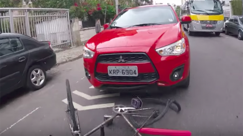 Red Mitsubishi driver tries to run over cyclist in Brazil