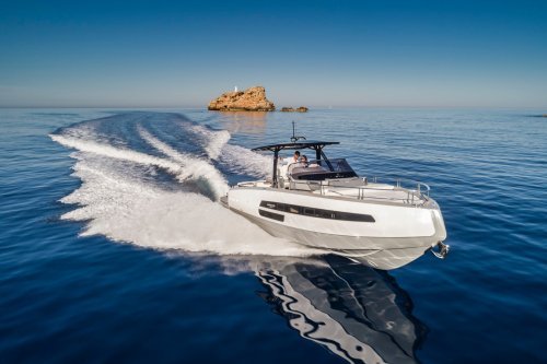 Invictus 370 GT - world premiere at 2017 Cannes Yachting Festival