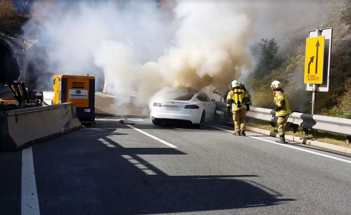 Flipper Bewustzijn Vorige Tesla Model S catches fire in Austria, needs an army of firefighters to be  extinguished