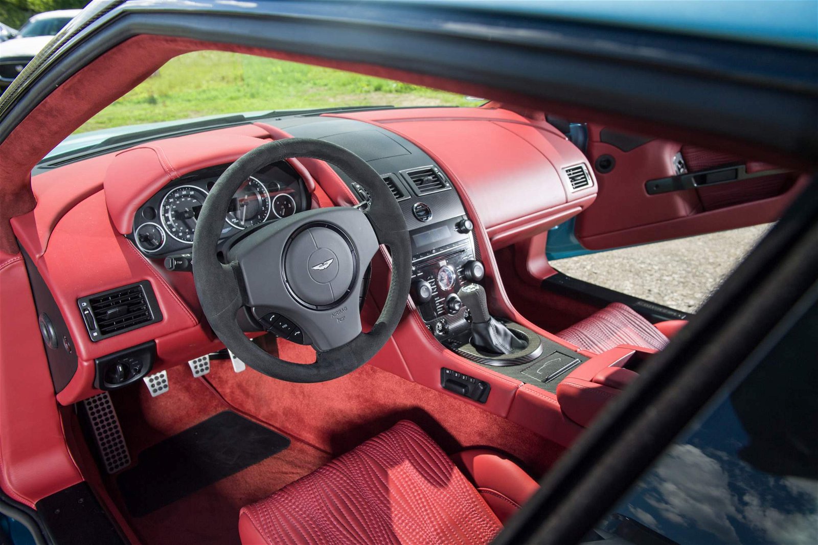 2012-Aston-Martin-V12-Zagato-2