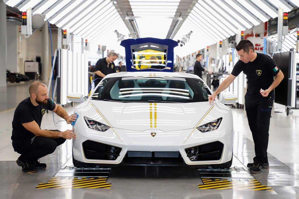 Byttehandel honning Berygtet Pope Francis gets Lamborghini Huracan RWD as a gift, donates it for charity