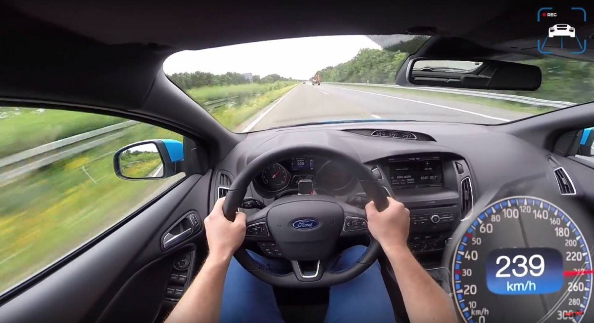 The Vw Golf R With Dsg And Ford Focus Rs Test Their Top Speed On The Autobahn