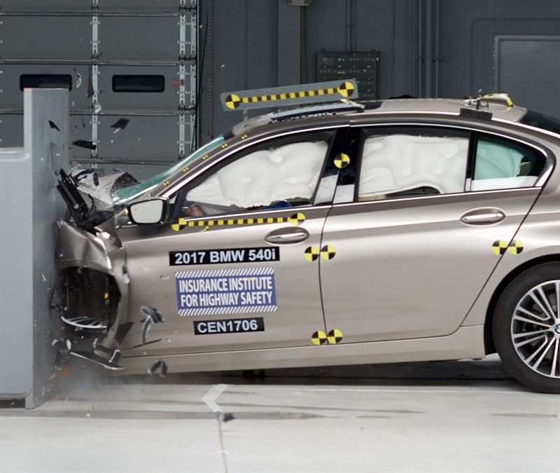 BMW-5-Series-IIHS-small-overlap-front-driver-side-test-4