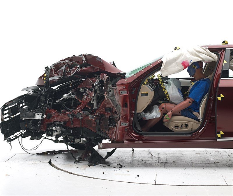 Genesis-G80-IIHS-small-overlap-front-driver-side-test-2