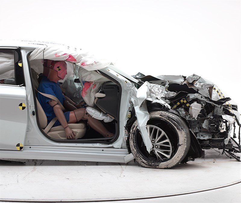 Toyota-Camry-IIHS-small-overlap-front-passenger-side-test-1
