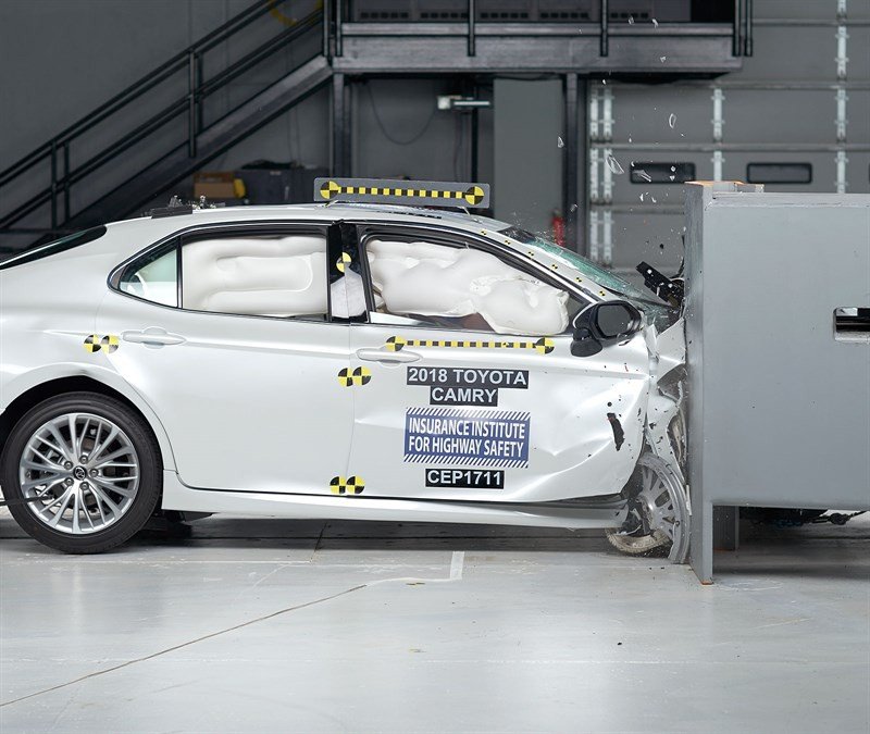 Toyota-Camry-IIHS-small-overlap-front-passenger-side-test-4