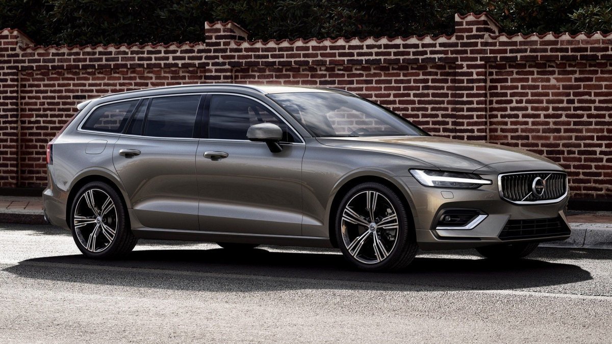 All New 18 Volvo V60 Estate Is Impressive Safe And High Tech