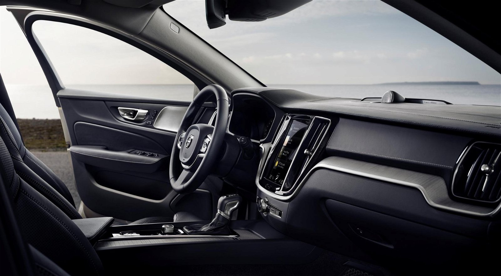 2018 Volvo V60 official pictures 12
