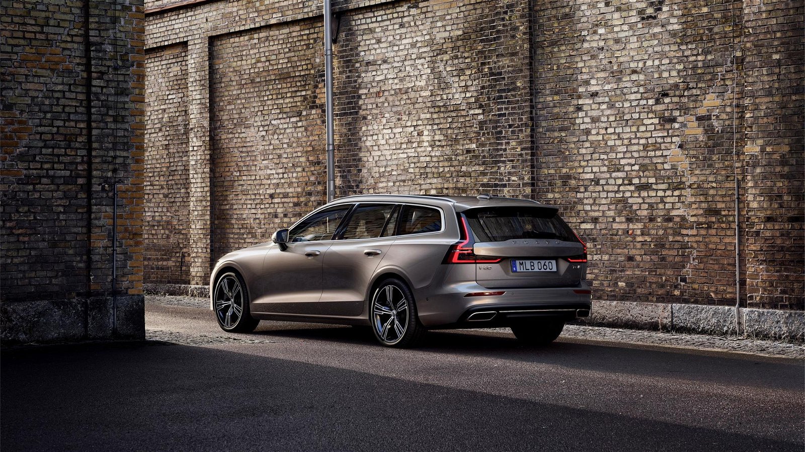 2018 Volvo V60 official pictures 60