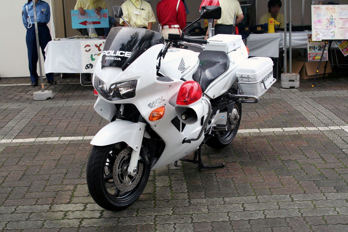 Honda vfr 800 police