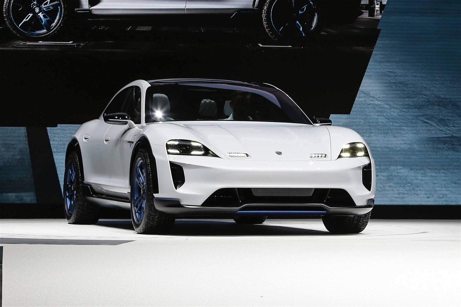 Porsche-Mission-E-Cross-Turismo-Concept-at-Geneva-Motor-Show-3