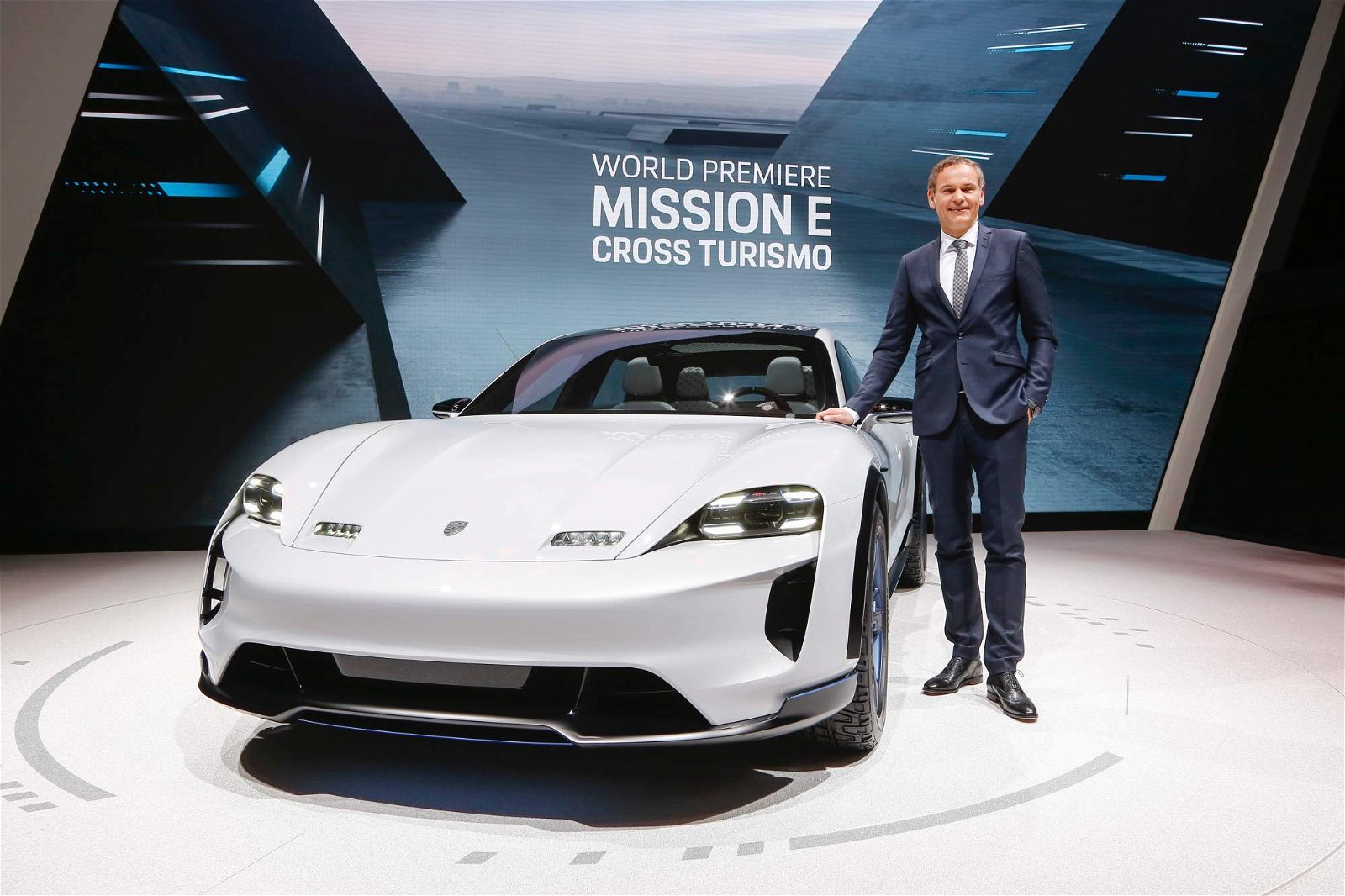 Porsche-Mission-E-Cross-Turismo-Concept-at-Geneva-Motor-Show-5