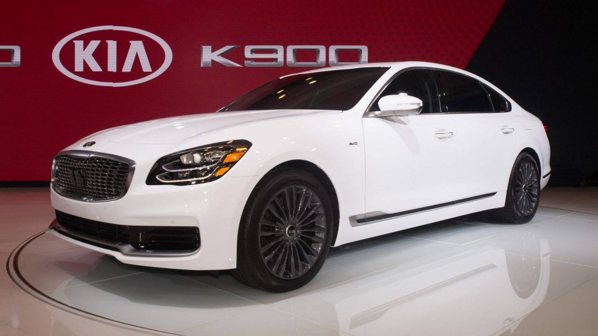 All New 19 Kia K900 Celebrates U S Debut At The New York Auto Show