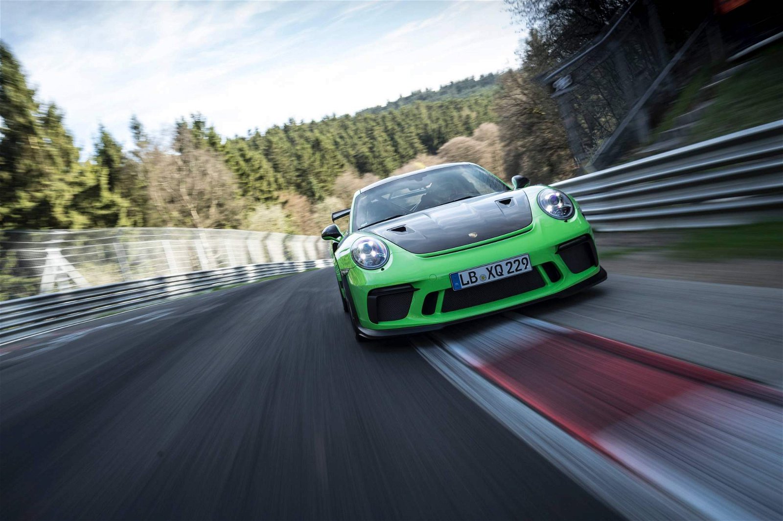 2018-Porsche-911-GT3-RS-at-the-Nurburgring-Nordschleife-3