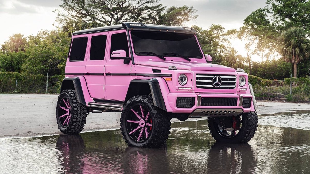 Mercedes G 500 4x4² made more ladylike with pink wrap, 24-inch Forgiato whe...
