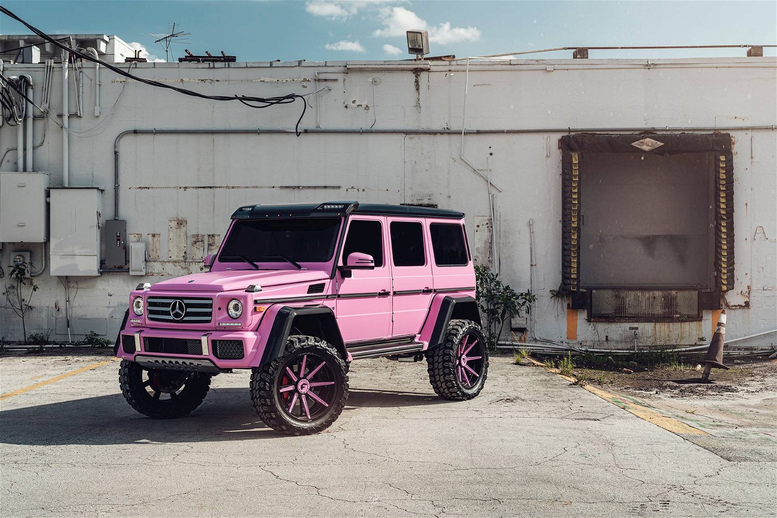 Pink-Mercedes-Benz-G-500-4x4-squared-on-Forgiato-wheels-1