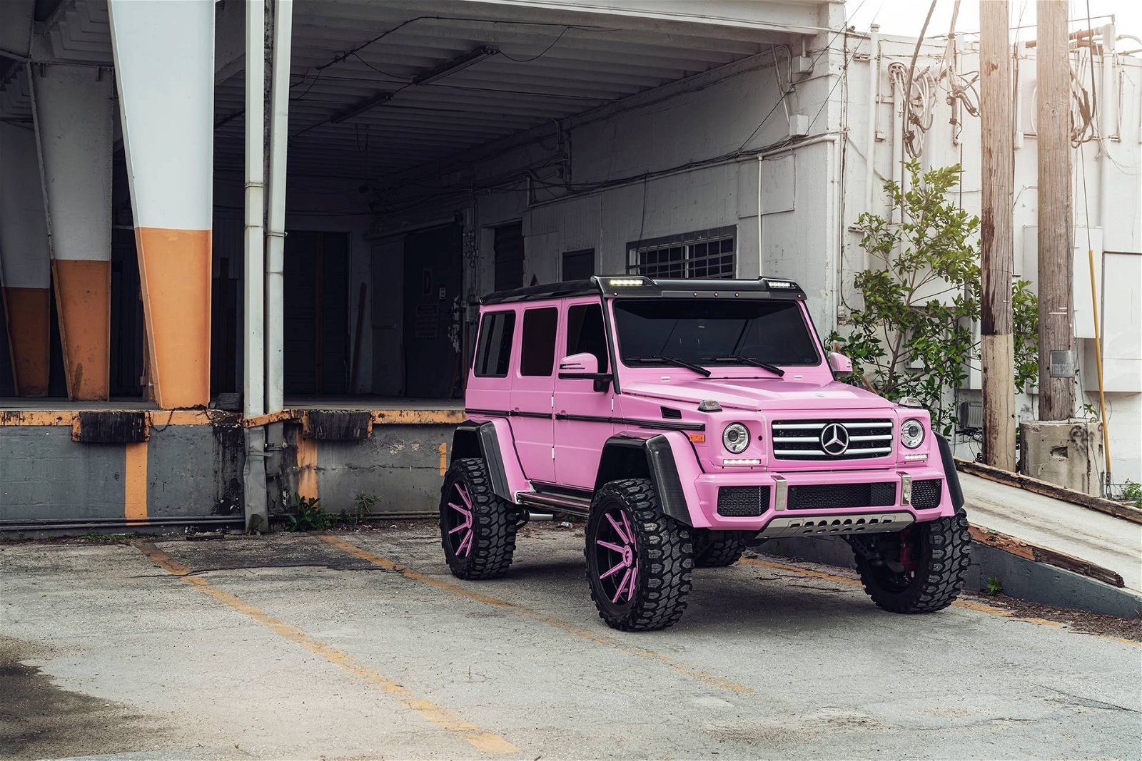Pink-Mercedes-Benz-G-500-4x4-squared-on-Forgiato-wheels-2