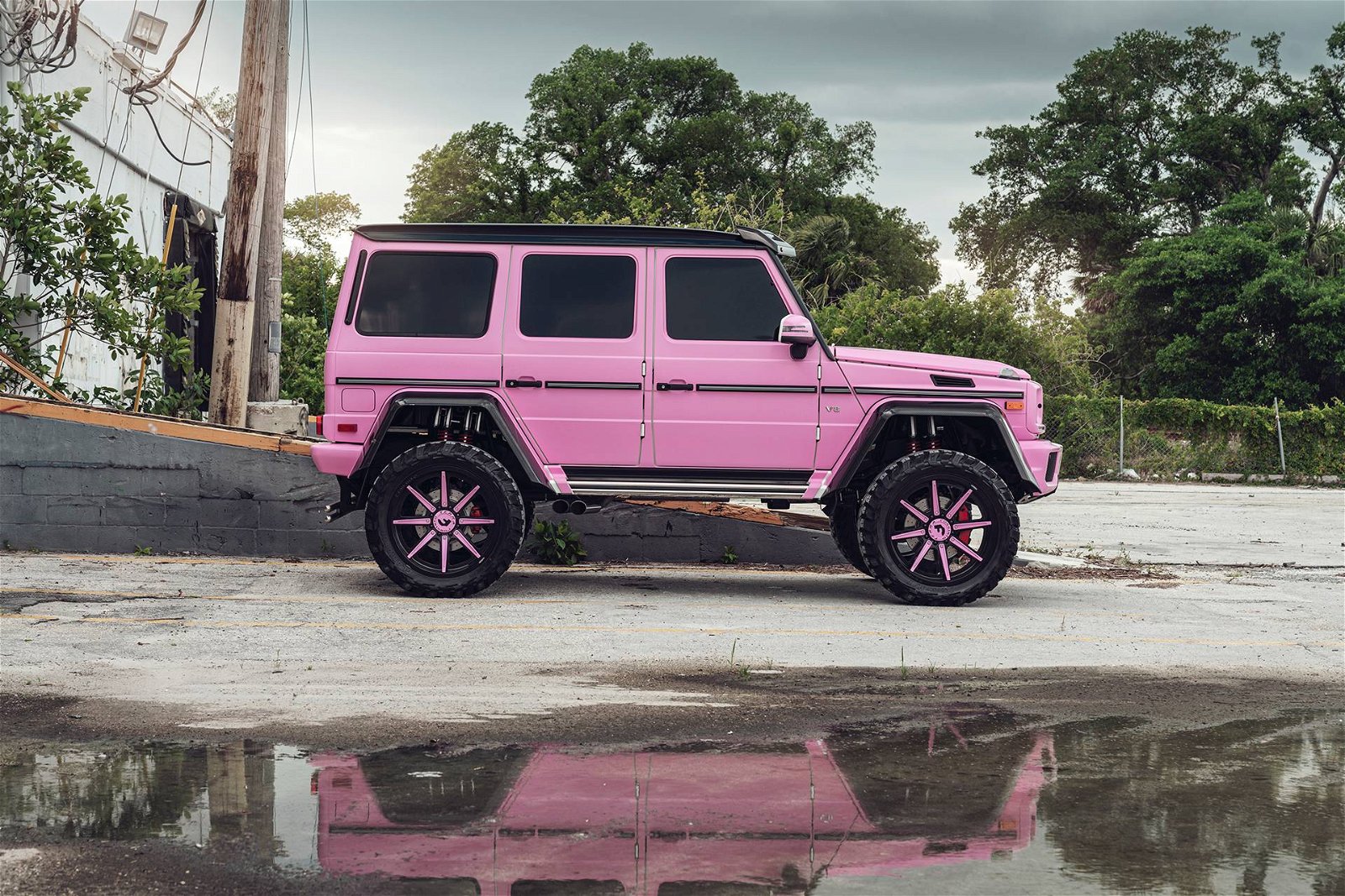 Pink-Mercedes-Benz-G-500-4x4-squared-on-Forgiato-wheels-4
