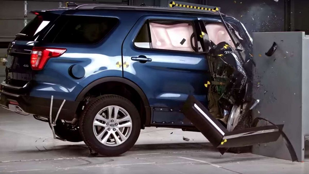 IIHS crash tests reveal major safety flaws in Ford Explorer, Jeep Gra...
