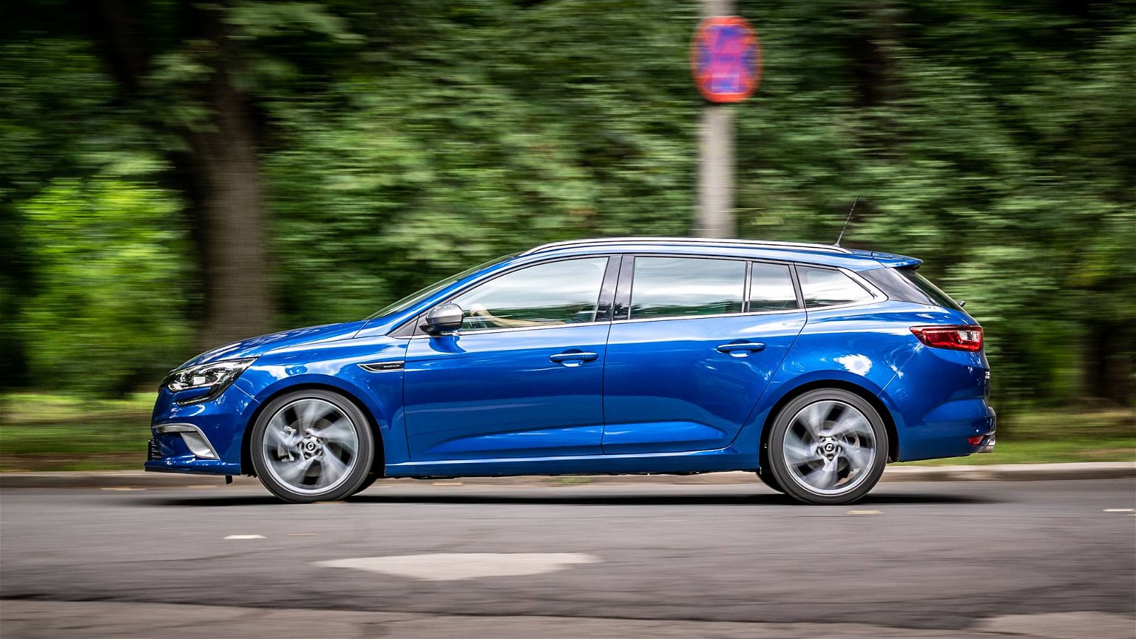 staking schrijven Verenigen 2018 Renault Megane Estate GT review: the people's quickish wagon |  DriveMag Cars