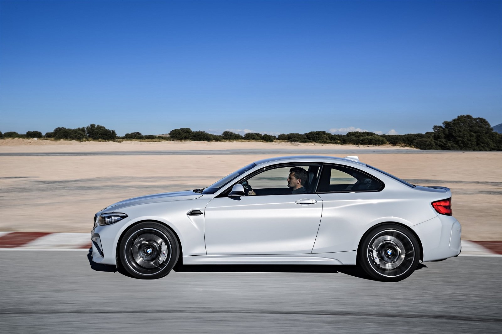P90298663_highRes_the-new-bmw-m2-compe