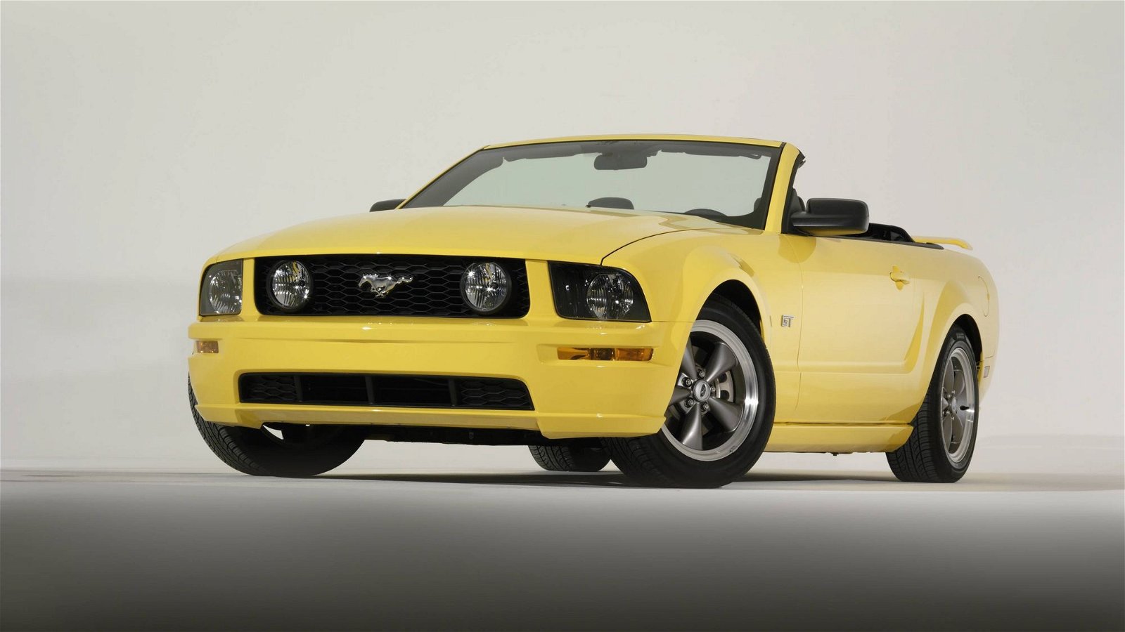 2005-Ford-Mustang-GT-convertible