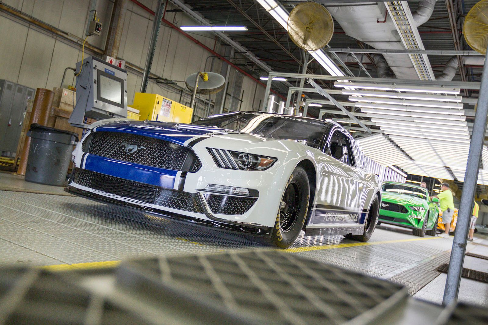 This is the 2019 Ford NASCAR Mustang | DriveMag Cars