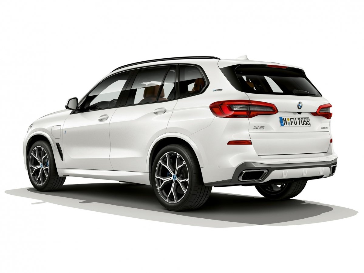 2019 BMW X5 xDrive45e plug-in hybrid specs and images