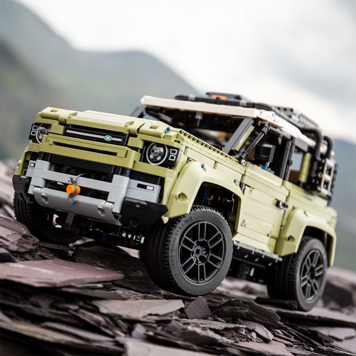 Build the new Land Rover Defender as a Lego Technic set