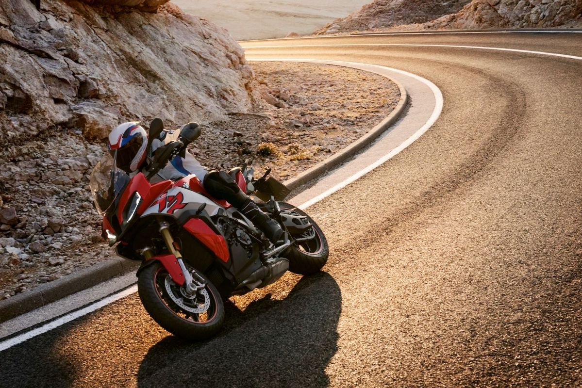 2020 BMW S1000XR goes without ShiftCam ; should hit 