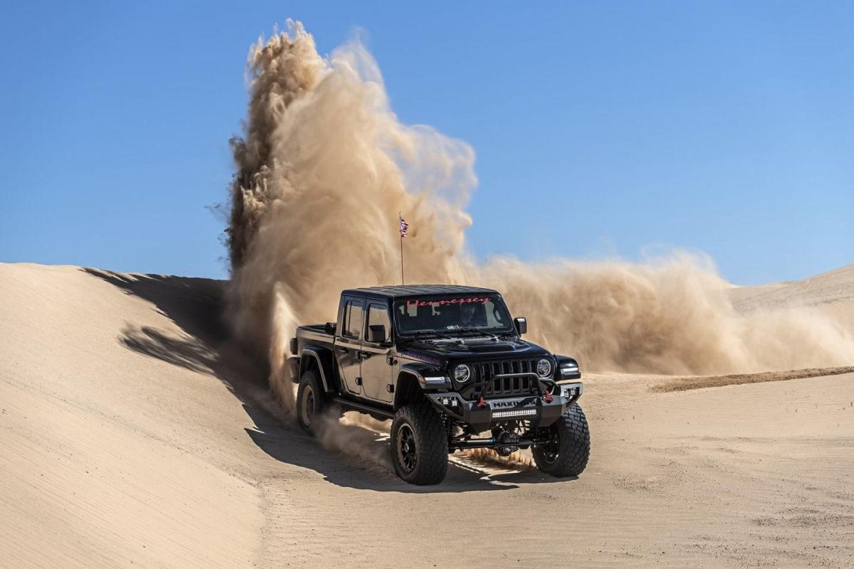 Video This 1,000hp Jeep Jumps Over Dunes